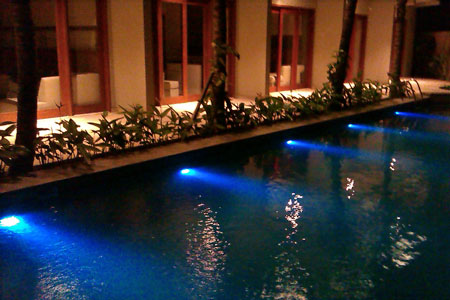 Spesialis lampu kolam renang LED dan halogen